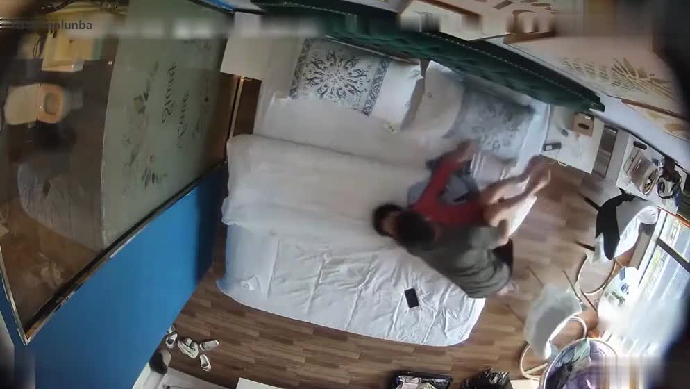 下班饭也顾不上吃和眼镜少妇女同事开房做爱