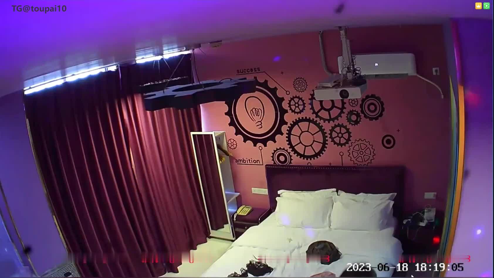 酒店偷拍 今天女朋友带来了连体黑丝