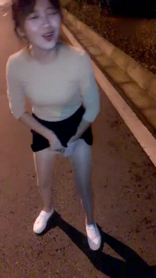 今天带小姨子出去溜溜，玩点新鲜的，路上边走边跳蛋震动，回到车上口交啪啪