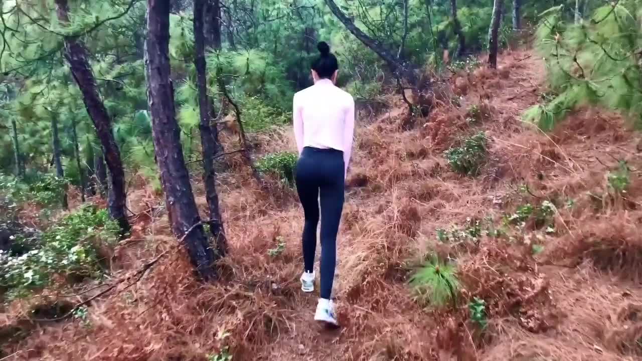 厉害，想都不敢想的招式，极品瑜伽裤小姐姐的户外露出之旅，直接爬到树杈上做爱，返璞归真，稳住了