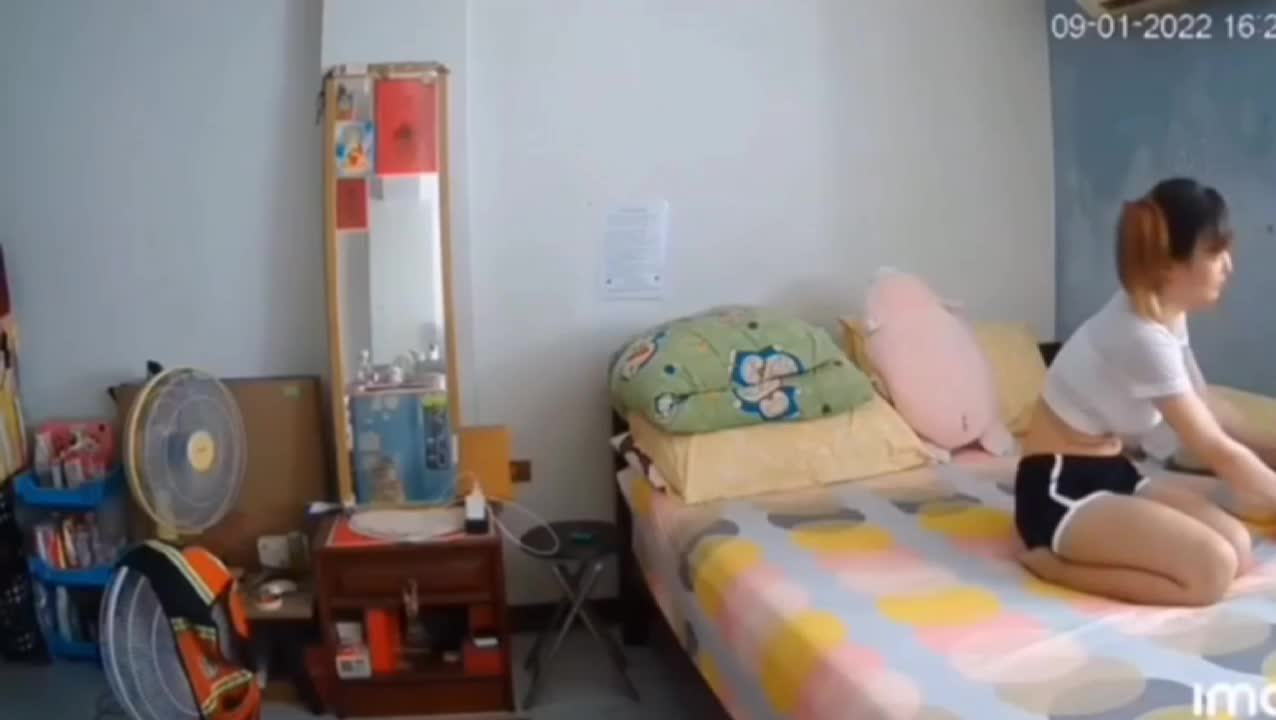 保洁大哥是想来看下需要整什么东西 结果被骚货勾引操她 送上门的逼不操白不操