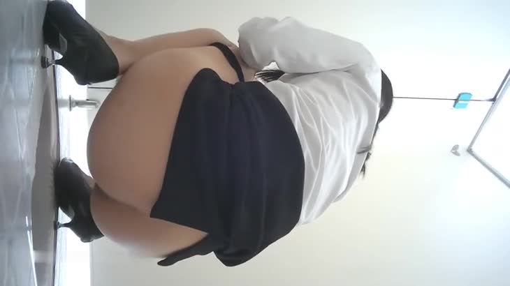 科技楼女厕厕拍蹲守 黑裙长发美女主管 两瓣开始发黑的肉唇