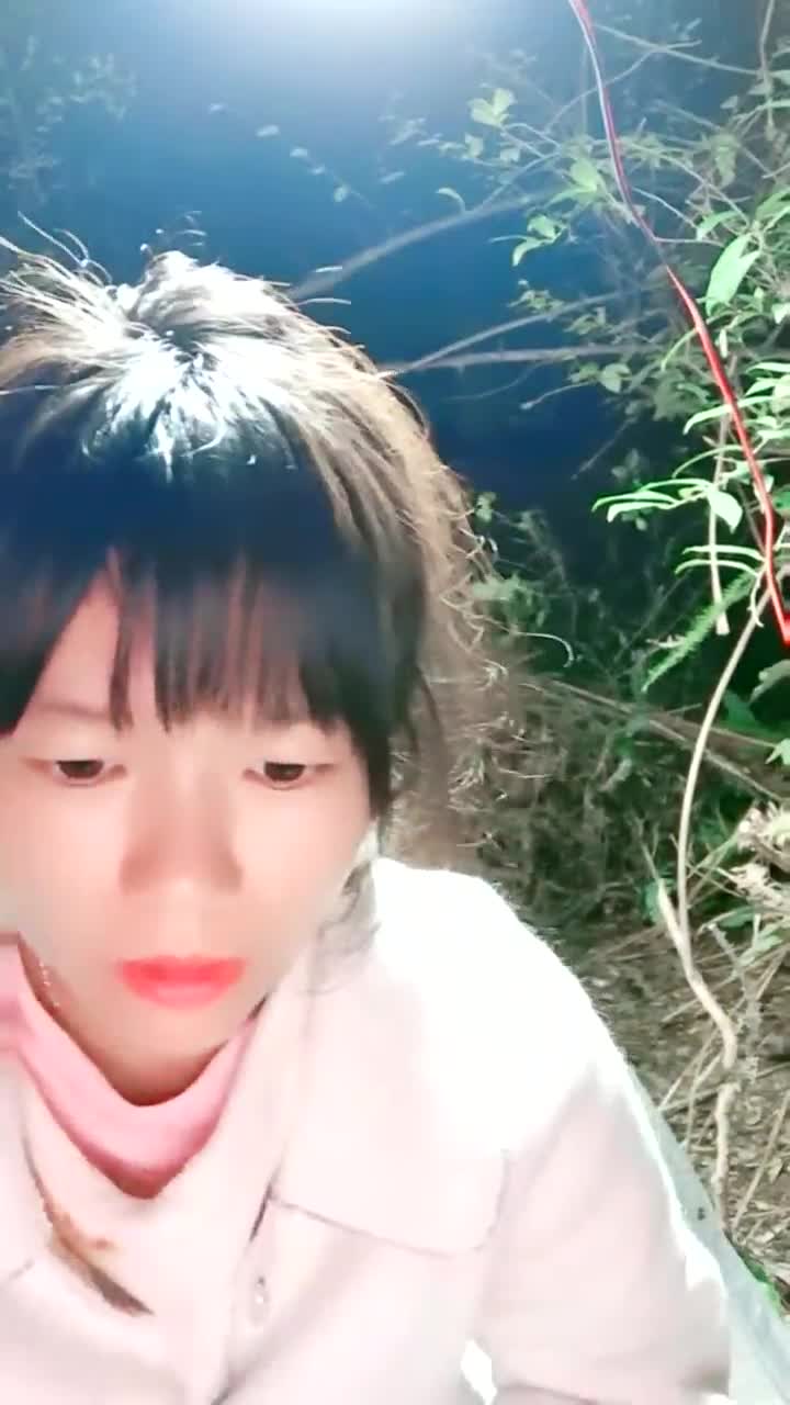 户外芦苇丛中雨中撑伞无套操逼，为了这个刺激也是拼了，女主甚至玩起来手机来无动于衷啊，给包瓜子给她吃