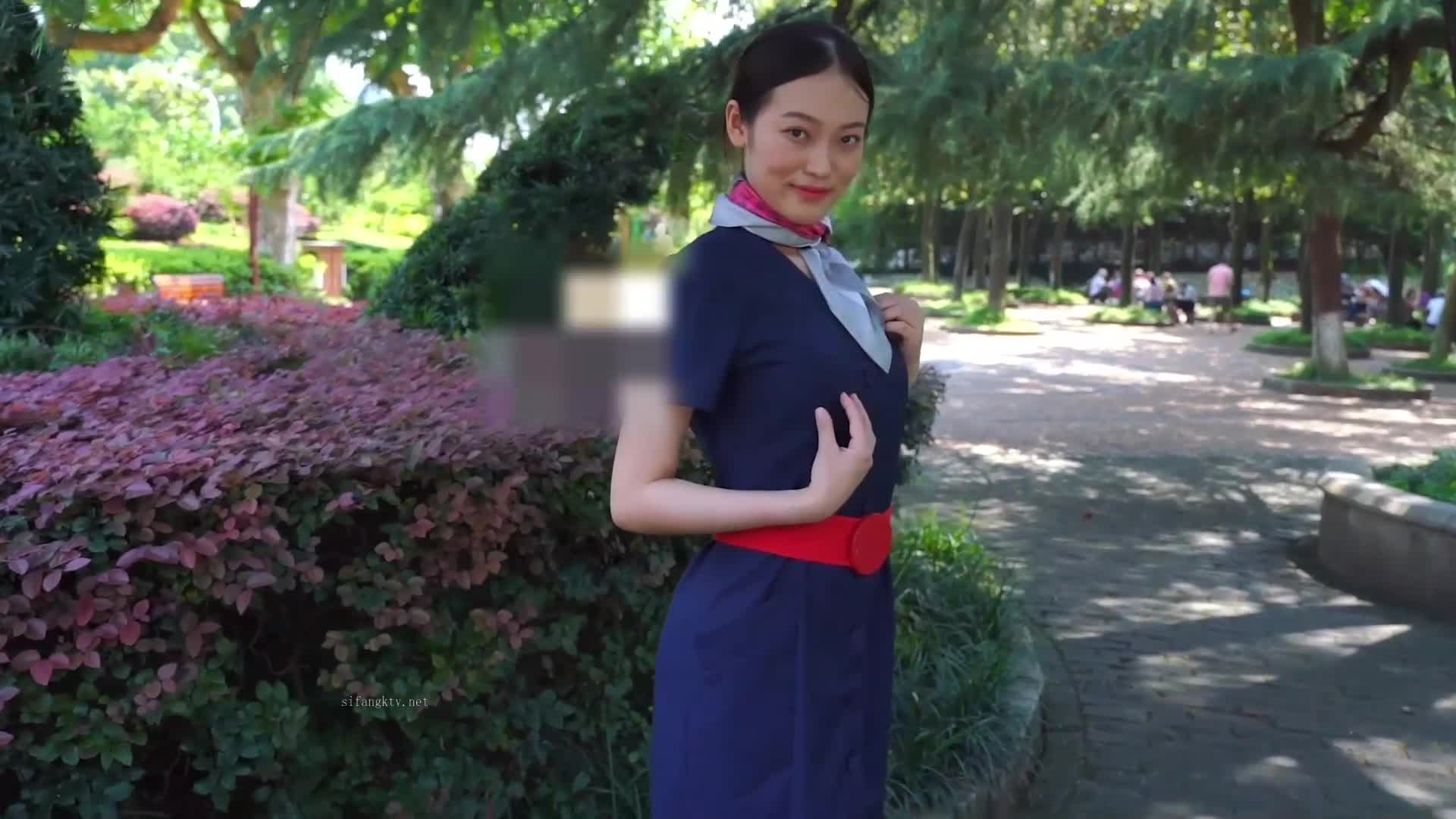 女同事约出来去公园帮她拍一些写真，没想到她玩的尺度那么大，抚媚勾人的眼神特别想要把她就地正法