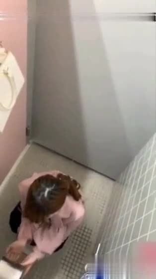 大学女厕偷拍，大胆拍摄手法菊花和逼清清楚楚