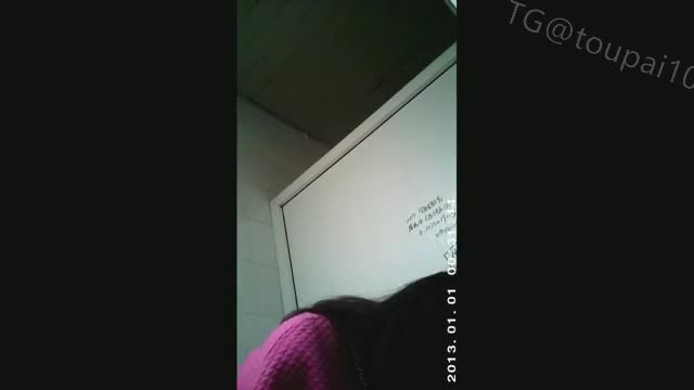 厕拍长得还不错的高三卷发妹子看样子心情不好，原来是来大姨妈了，难怪呢 更多精彩在会员群