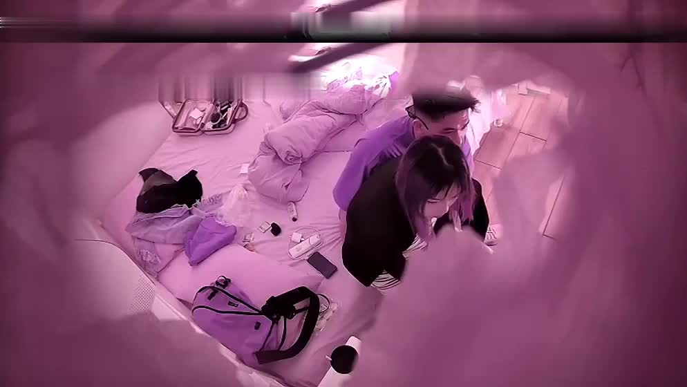 宾馆盗摄，猴急大块头男友强行扑倒刚化完妆的女友干炮