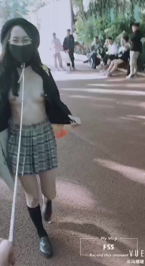两朵骚货姐妹花 在游乐园肛塞尾巴露出 这是母狗气息发作 跪地爬行 两个小奶头有点可爱