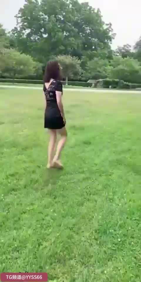 这阿姨出国放飞自我了，露出骚逼在公园长椅上做爱#露出 #熟女 #户外
