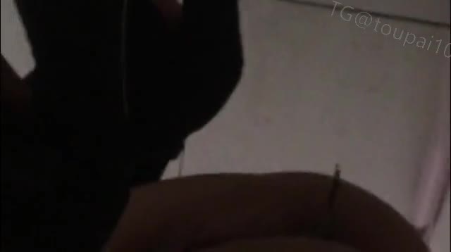 厕拍粉色棉袄的卷发妹纸在屙粑粑， 作者上串下跳的各种拍