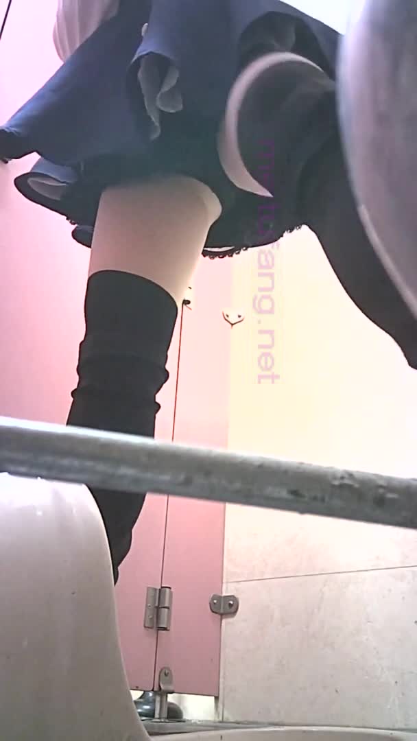 潜入商场女厕全景偷拍多位美女和少妇