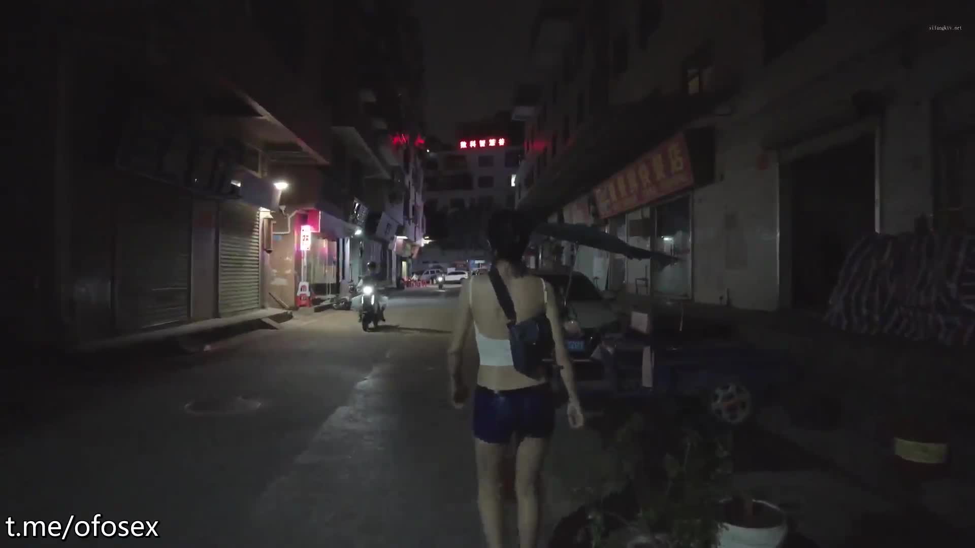 户外露出女神小K接受金主私人定制️大胆尝试新露出玩法身上涂着彩绘服装夜晚街头裸行#户外露出 #彩绘 #全裸