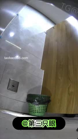 私房偷拍大神国内酒吧女厕偷拍 年轻美眉逼下灯光秀(4)耐克鞋多毛美眉