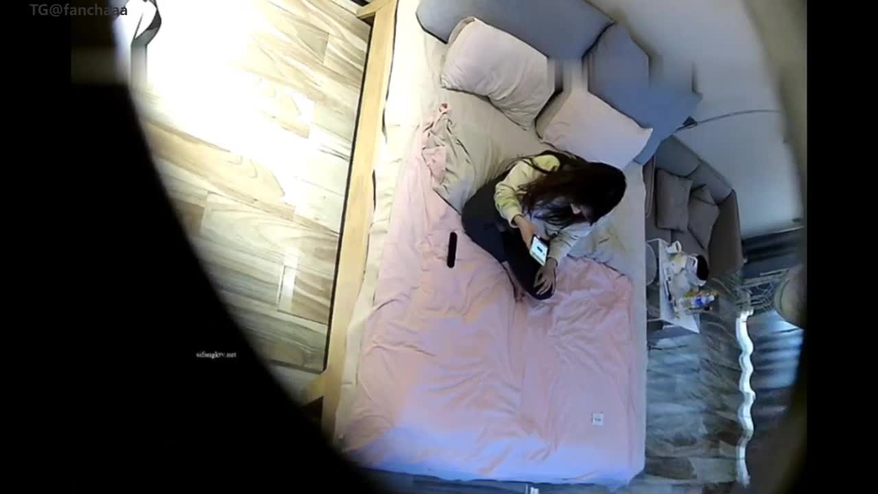 酒店真实偷拍 打炮的季節身材很棒顏值高又骚氣的学生妹手足口全給男友此后美腿盤男友激烈做爱