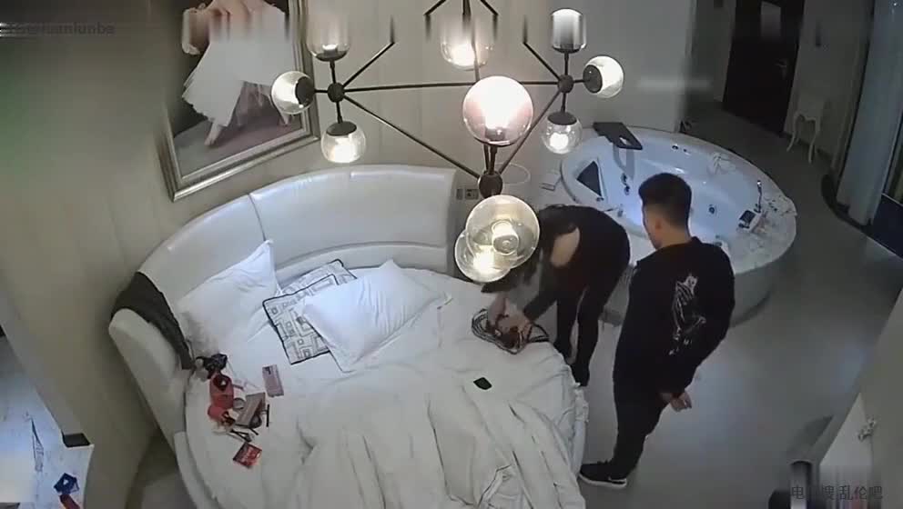 小伙和漂亮的女友酒店开房，女的很主动摸舔鸡巴干了一炮