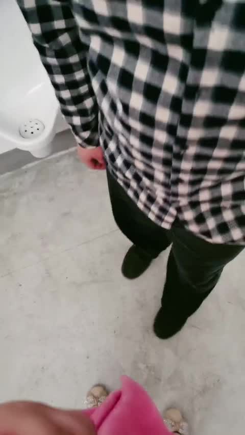 黑丝母狗竟在厕所勾引大哥做爱 直接在厕所单间开操 大哥鸡巴也不小 骚货看见这鸡巴笑开了花迫不及待的吃了起来 用力干我 对白有点经典