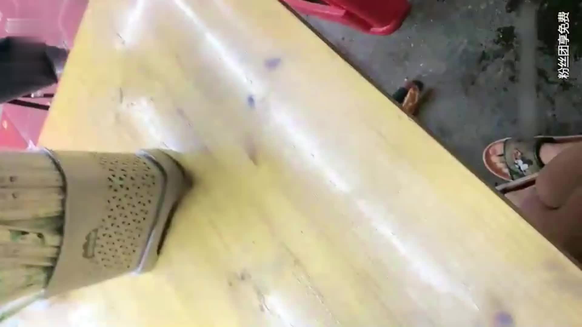 听这口音应该是广西的骚逼 竟然勾引路边摊吃粉的小哥做爱 到KTV厕所换上护士长直接开搞