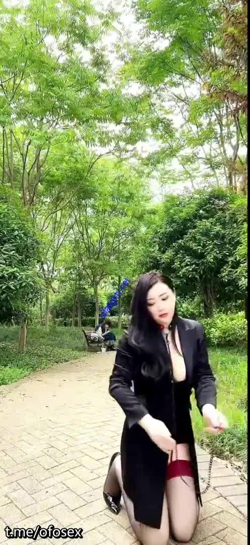 秀人网网红嫩模王婉悠_反差女神_超顶重金幕后花絮流出_主人の服务之肛塞母狗户外露出_跟路人互动调教_蜜臀黑丝无懈可击#网红 #露出 #肛塞