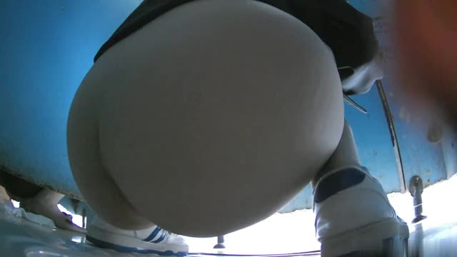 商场女厕全景偷拍几位年轻嫩妹的小黑鲍