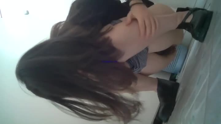科技楼厕拍蹲守 美女前台的水韵小嫩B