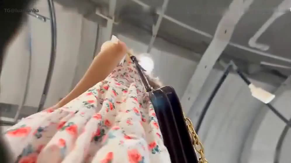 偷拍碎花裙小姐姐的骚裙底