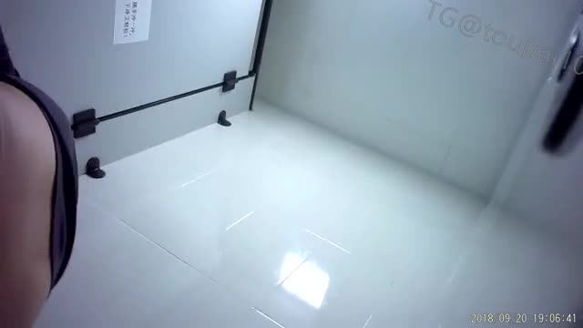 商场女厕偷拍 花裙小姐姐跑来 拉便便 隔壁妹子敲门借纸