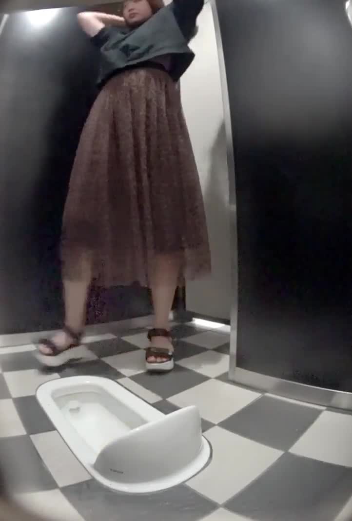 商场女厕全景偷拍各式美女嘘嘘_皮凉鞋妹子如花式的抠鼻子