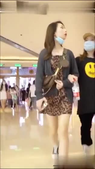 抄底偷拍豹纹小姐姐，裙底真空兔女郎COS