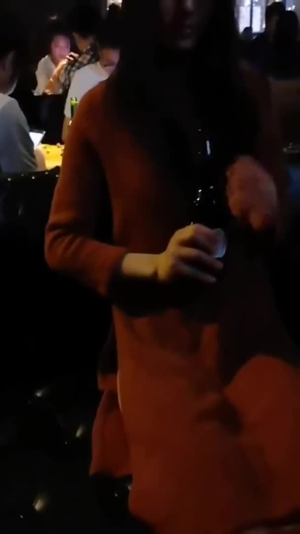 高颜值美女，外表清纯内心骚得很，全裸露出街道马路，路人觊觎有色心没色胆，路边吃鸡巴打炮#露出 #全裸 #马路
