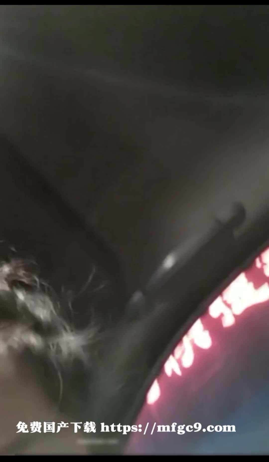 小骚货让滴滴师傅停在酒吧门口 勾引不良少年到酒店做爱