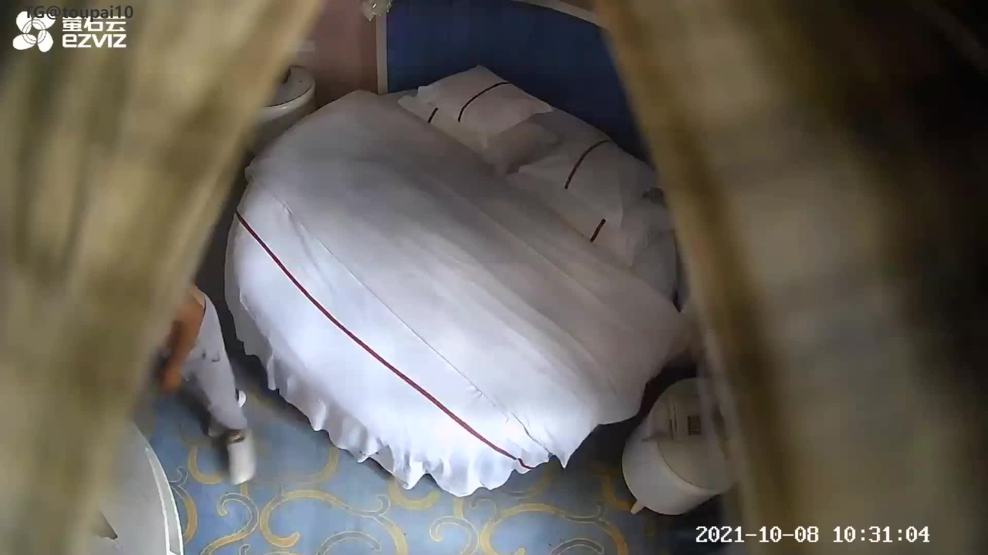 圆床酒店偷拍 边做爱边用手机拍
