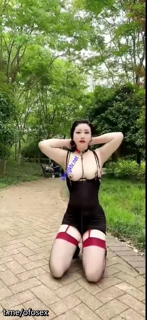 秀人网网红嫩模王婉悠_反差女神_超顶重金幕后花絮流出_主人の服务之肛塞母狗户外露出_跟路人互动调教_蜜臀黑丝无懈可击#网红 #露出 #肛塞
