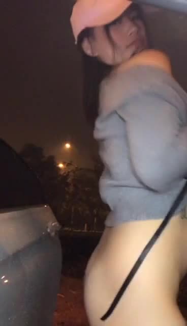 还得是这款骚逼，有股狐媚气质，雨夜车内外露出直播，撑小伞，抽插自己大逼，淫水雨水混合交织，奥利给