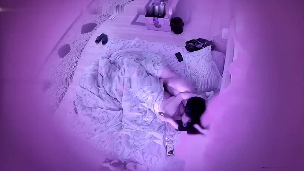 酒店偷拍 极品E罩杯眼镜学妹，啪啪中妈妈来电话了