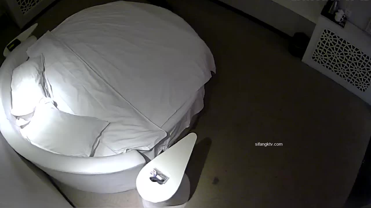 难得的酒店偷拍到的群P