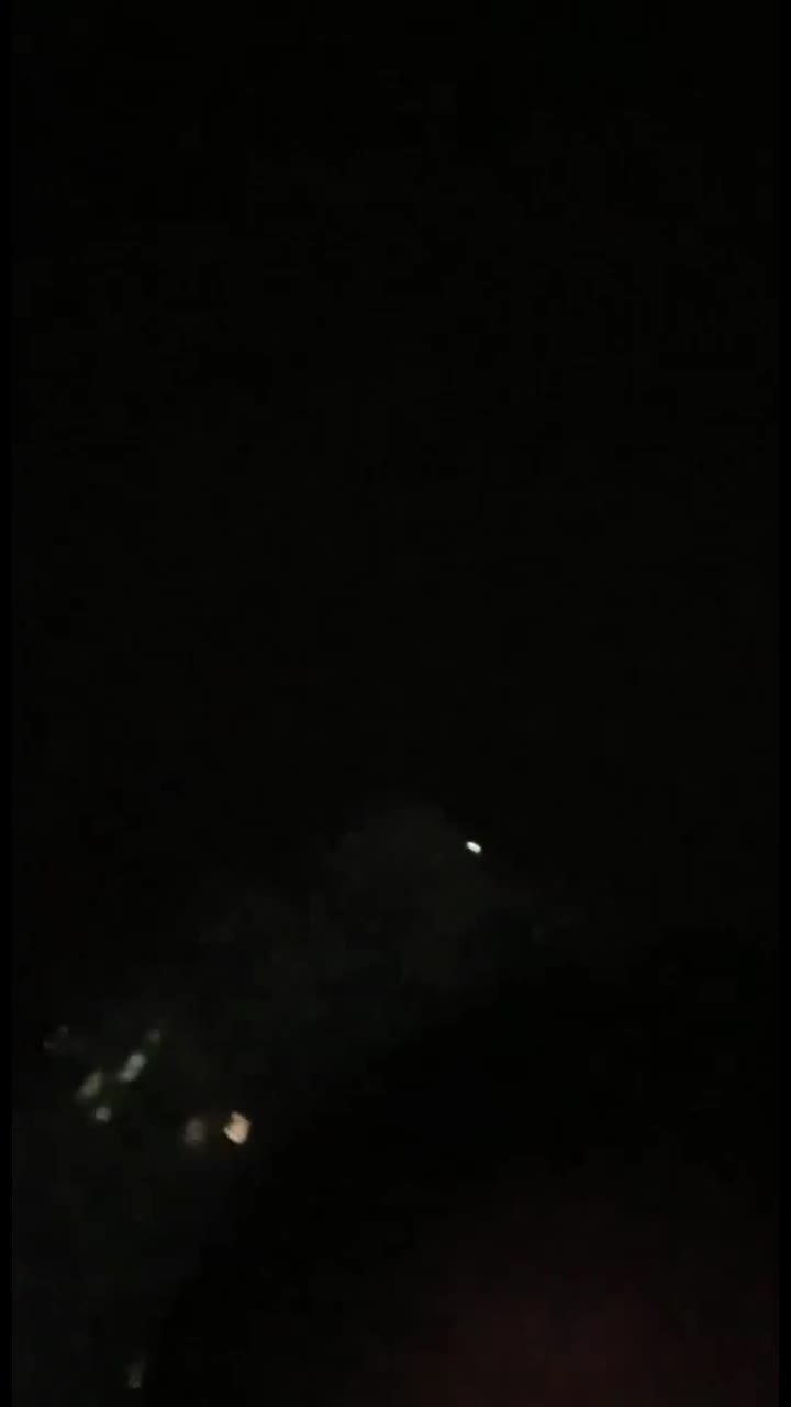 极品颜值骚女 夜晚小区楼顶玩露出 撩起衣服掰穴揉奶 翘起屁股手指扣穴这是一只蝴蝶逼 能把大屌给夹出水来