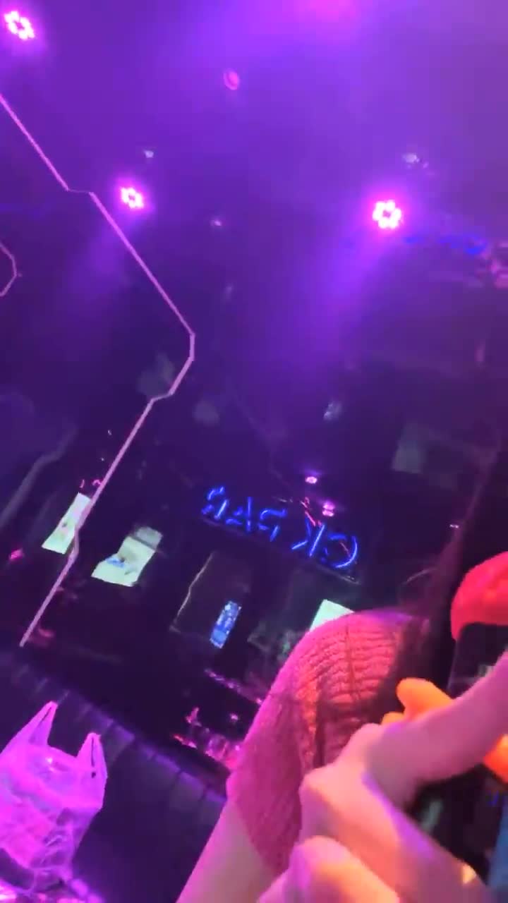 #听者藐藐 #主播 肤白貌美女神，在KTV卫生间露出自慰