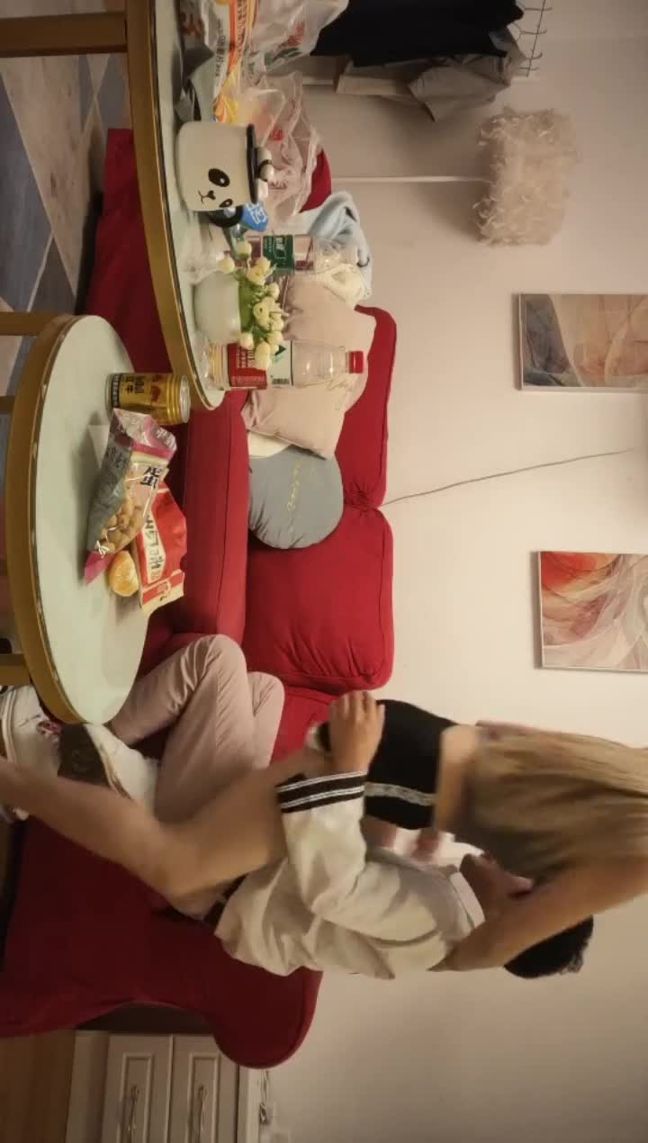 #最爱丶绿茶婊 #嫩妹 #探花 #反差 金发美腿小骚货，大屌插入大叫喊救命，骑乘爆插受不了，太粗了插得好深1