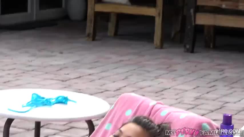 #亚裔 #大屌 #强奸 娇小可爱的越南女孩，被白人猛男强奸，娇小的身子被压着爆插浪叫不止。