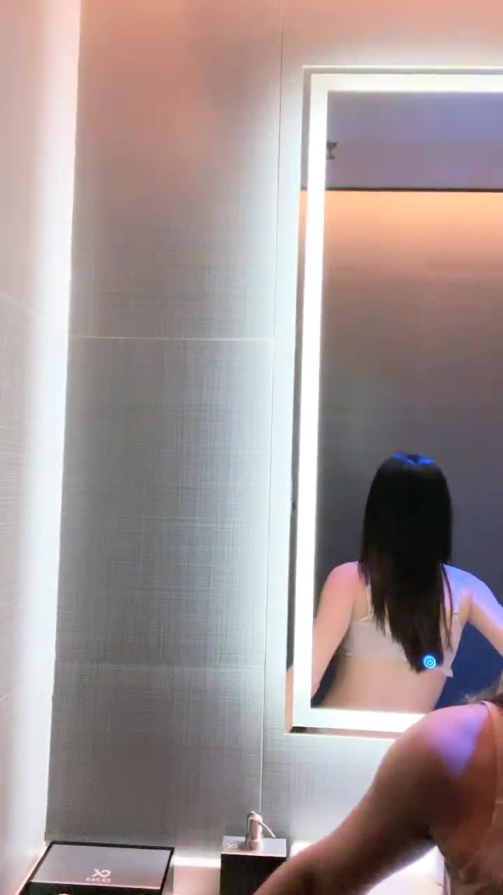 #听者藐藐 #主播 肤白貌美女神，在KTV卫生间露出自慰