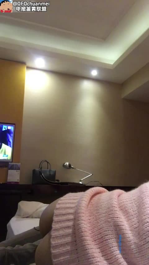 #少妇 #黑丝 #约炮 美艳少妇骚气十足与炮友酒店大战，炮友急不可耐衣服还没脱完就迫不及待艹了起来