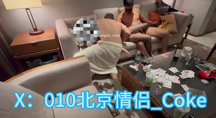 #推特 #北京情侣_COKE几个男的一起玩弄自己老婆更多视频合集已更新至内部群！！