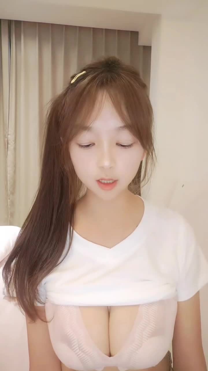 #巨乳 清纯尤物美少女 掏出奶子抖动，外表清纯却很骚 奶子是真大