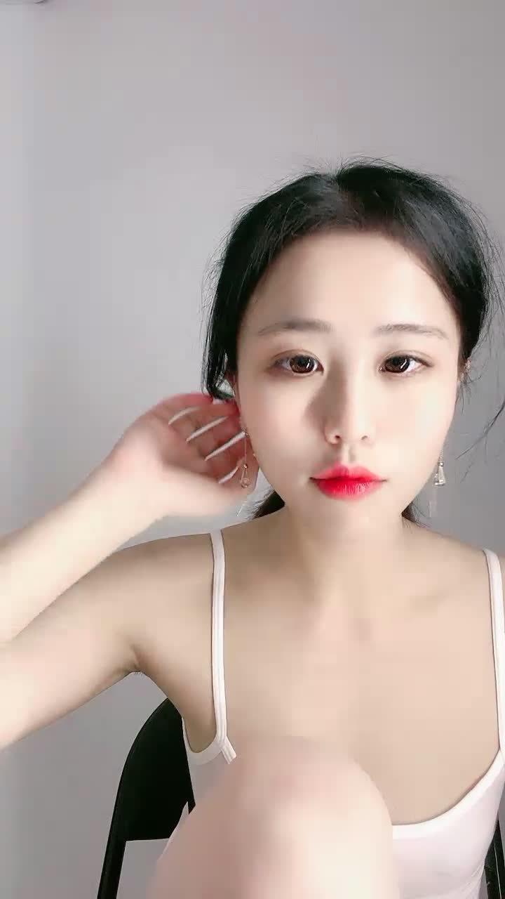 #超极美艳 #御姐 一线天鲍鱼无毛嫩逼，回眸一笑蜜桃臀，樱桃小口粉红腮，丝袜美腿，专业级裸舞大跳，肥嫩小穴指抠自慰，会说话的眼镜狐狸精诱惑 白嫩肌肤诱人 白虎粉穴特写