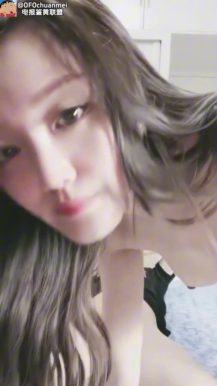 #自慰 #口交 #少妇 #付费直播 #勾引 漂亮的女邻居小少妇来我家约会 极品颜值，会吃鸡，会骑马，骚得一逼，艹起来超棒超舒服！