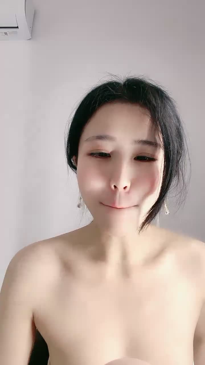 #超极美艳 #御姐 一线天鲍鱼无毛嫩逼，回眸一笑蜜桃臀，樱桃小口粉红腮，丝袜美腿，专业级裸舞大跳，肥嫩小穴指抠自慰，会说话的眼镜狐狸精诱惑 白嫩肌肤诱人 白虎粉穴特写