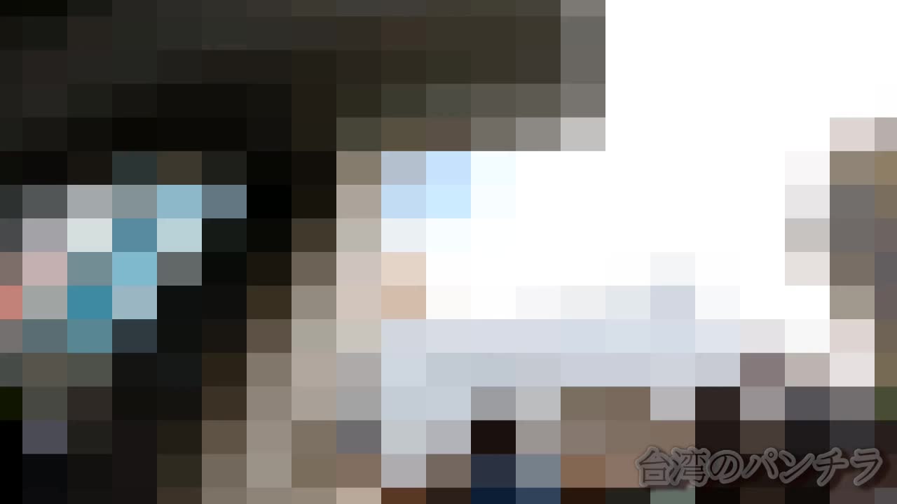 #偷拍 #抄底 裙下风光 专心玩手机的美少妇前后齐抄