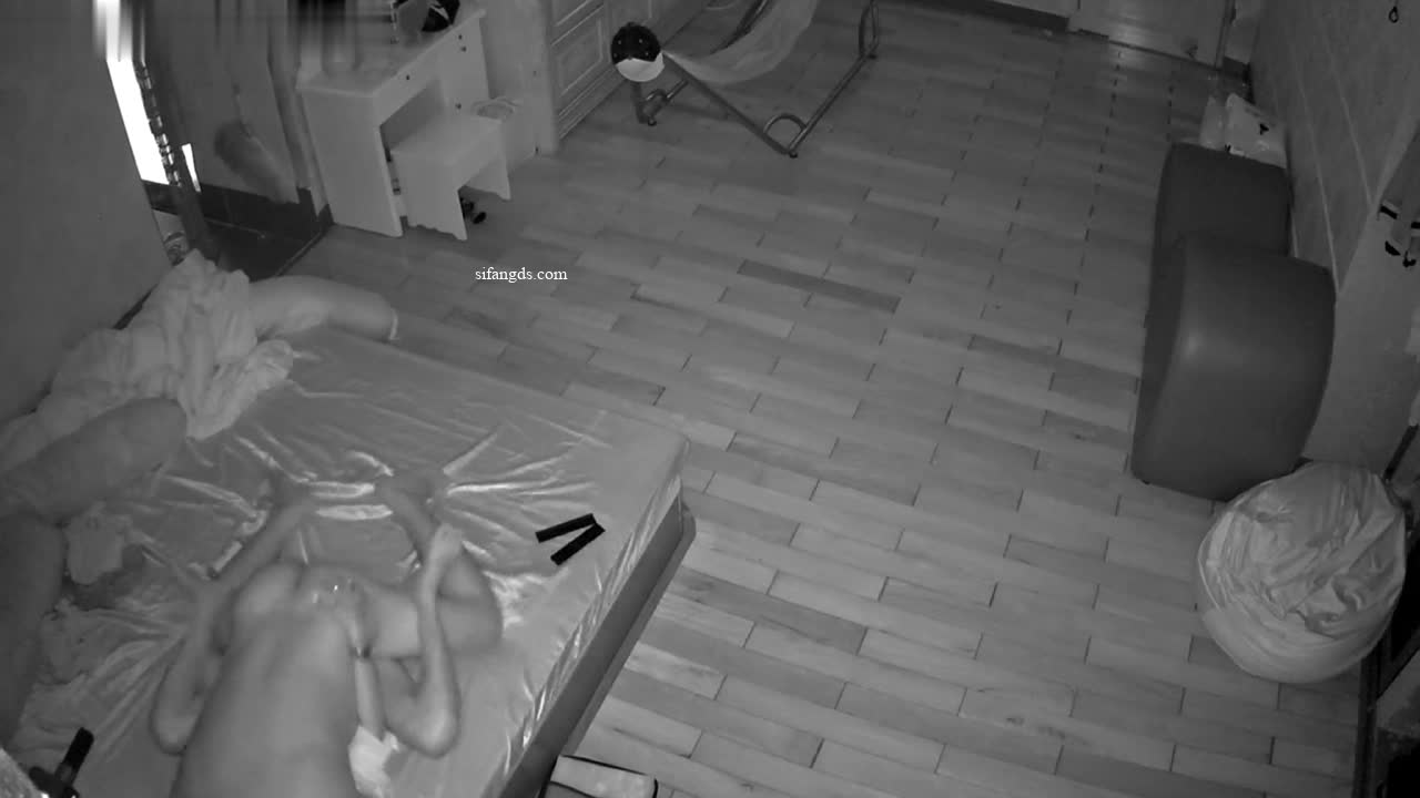破解家庭网络摄像头偷拍，威猛大叔和身材不错的娇妻啪啪床上干到地板按着身子打桩 福利完整版