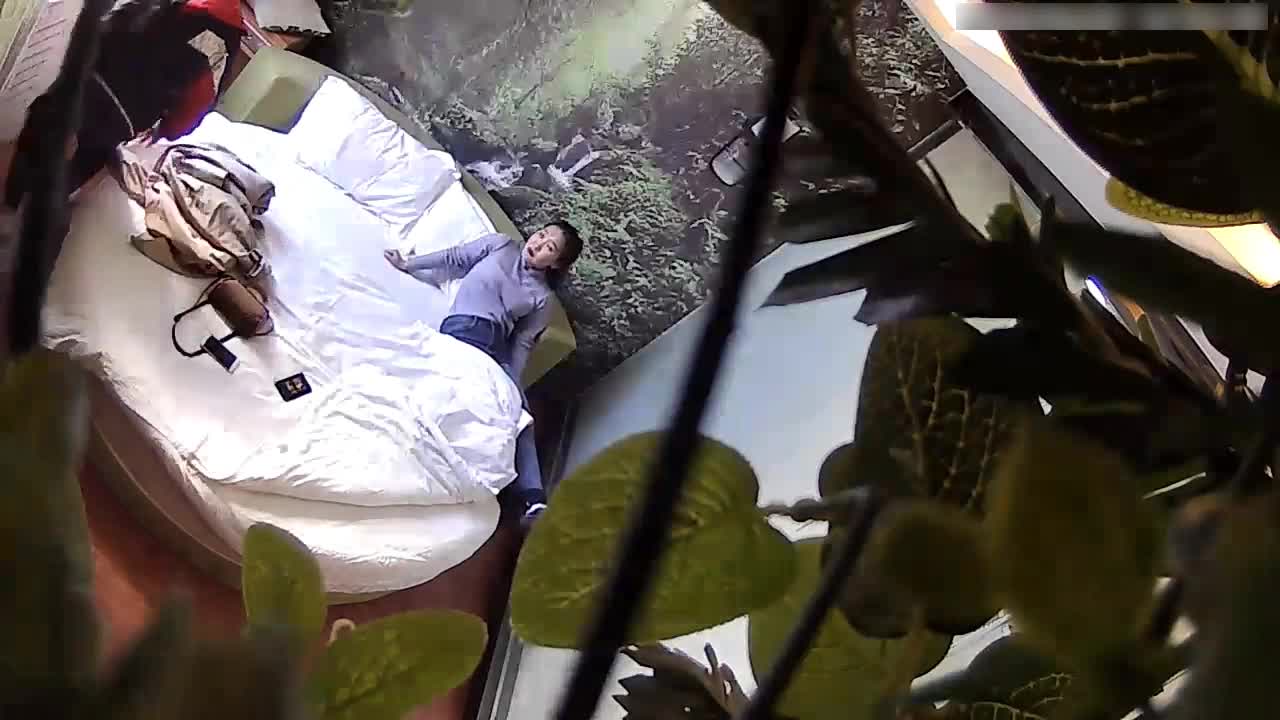 特色酒店偷拍气质漂亮的大胸美女少妇上班时间偷偷和情人酒店开房,边玩手机边被干,第三次操的太猛都干哭了!