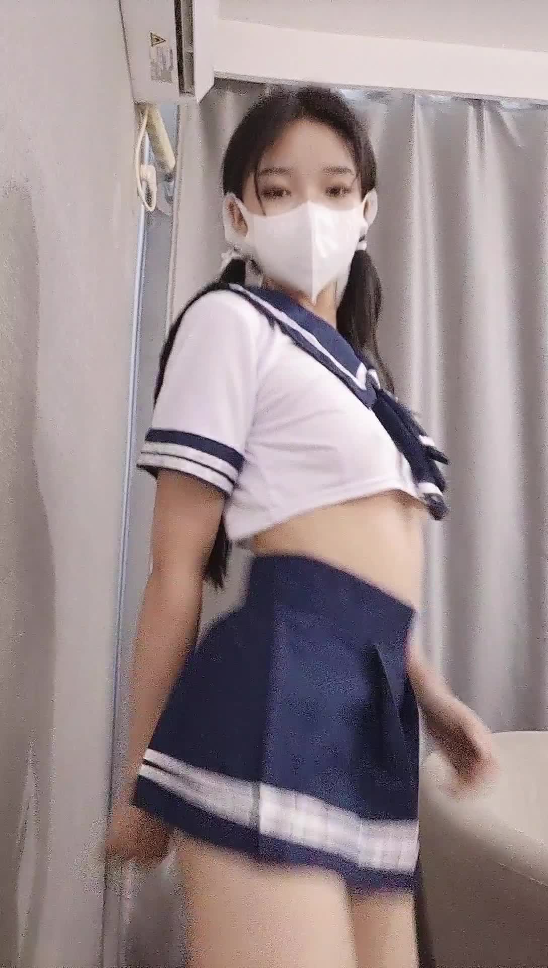 #草莓果酱 #萝莉 #少女 极品身材黑丝短裙套装少女 直播露出粉乳 蜜桃臀白虎肥穴 裸舞妖娆无比 自摸乳头中指扣穴 最后又把电动小玩具拿出来达到高潮 白月光女神怎么这么反差